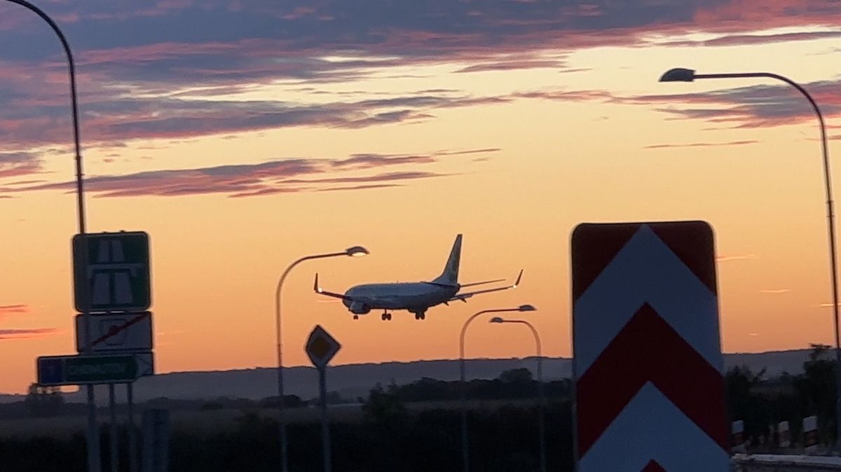 Na pražském letišti nouzově přistálo letadlo